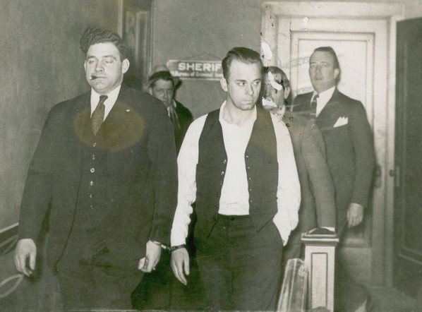 Tutte le immagini del post ritraggono John Dillinger (1931-1934) durante il processo a Crown Point, Indiana, nell'ultimo anno della sua vita