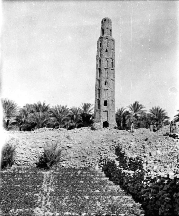 'Anah (March 1909)Minaret on island - 'Ana [Octagonal minaret with eight tiers of blind niches and windows, at NE corner of mosque. People nearby]. Foto di Gertrude Bell